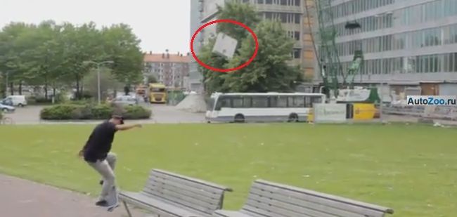 бетонная плита упала на автобус с подъемного крана