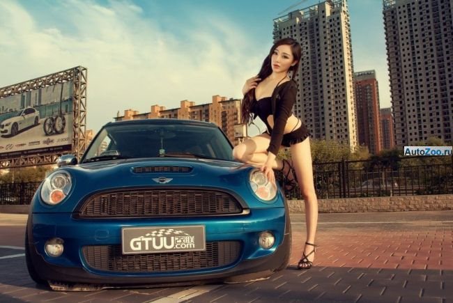 Сексуальная азиатская девушка и автомобиль MINI Cooper