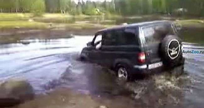 Внедорожник УАЗ Patriot преодолевает реку вплавь