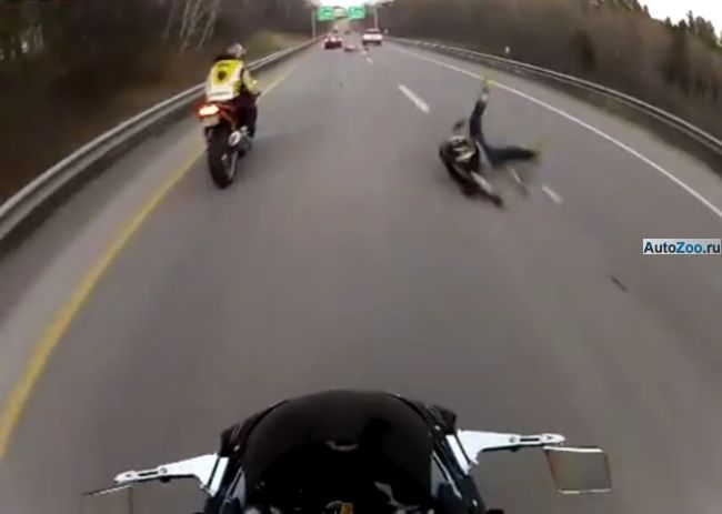 Мотоциклист упал с мотоцикла на большой скорости