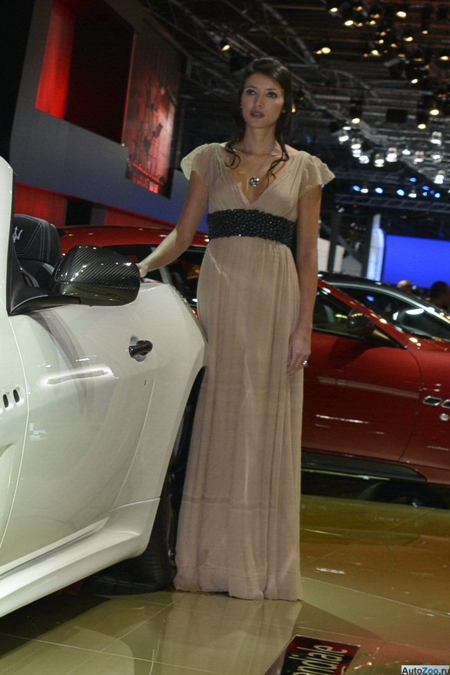 Красивые девушки модели с автовыставки в Париже 2012