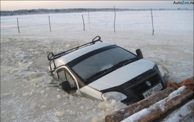 Груженая Газель ушла под лед на реке