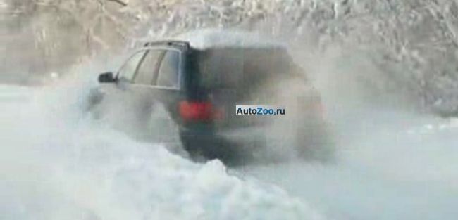 Audi Quattro едет по обочине и глубокому снегу после снегопада