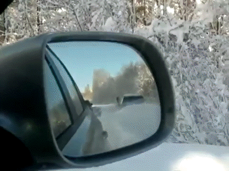 Гифка: Audi Quattro едет по обочине и глубокому снегу после снегопада