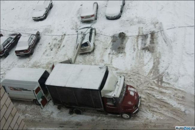 Столб во дворе упал на машину из-за снегопада