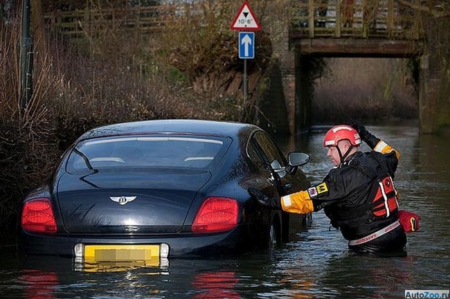Как утопить Bentley Continental GT во время наводнения 12